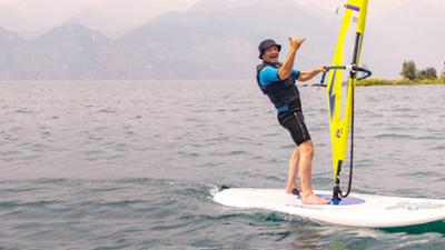 freizeit: Schmidt Max lernt Windsurfen – 50 Jahre zu spät
