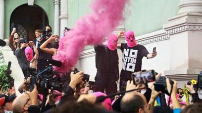 Kulturzeit: Venedig: Pussy Riot & Femen protestieren vor russischem Pavillon