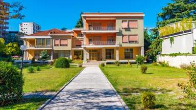 Kulturzeit: Tirana: Künstler erobern die Villa des Diktators Enver Hoxha