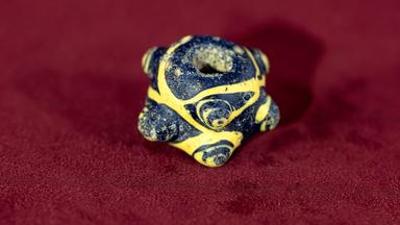 Kunst + Krempel: Eine Glasperle, ein Gemälde, eine Taschenuhr und Designer-Geschirr