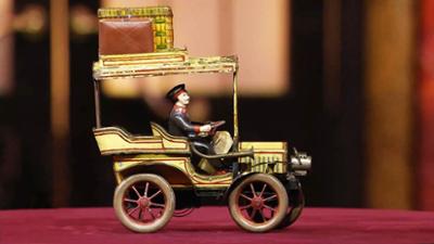 Kunst + Krempel: Ein Blechspielzeug-Auto, eine Jugendstiluhr und eine Trompetengeige