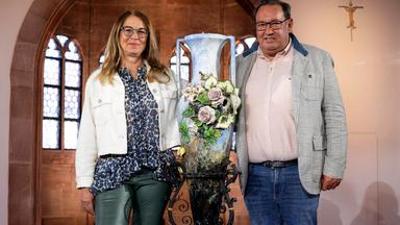 Kunst + Krempel: Eine Vase, ein Gemälde, Stühle und eine Halskette
