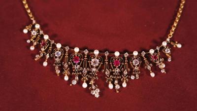 Kunst + Krempel: Eine Kette, ein Porzellanservice und drei Tafeln mit Heiligendarstellungen