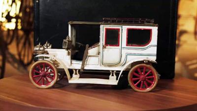 Kunst + Krempel: Eine Spielzeuglimousine, ein Kruzifix, eine Porzellanfigur und ein zerlegbarer Stuhl