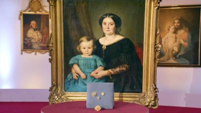 Kunst + Krempel: Gemälde mit Schmuckstücken