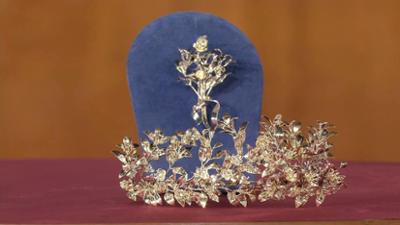 Kunst + Krempel: Ein Hochzeits-Diadem, eine Porzellan-Schönheit und ein Bild des Prager Jesulein Kunst + Krempel: Ein Hochzeits-Diadem, eine Porzellan-Schönheit und ein Bild des Prager Jesulein