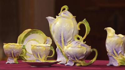 Kunst + Krempel: Ein Kaffeeservice, eine Zeichnung und ein Heiligen-Schränkchen