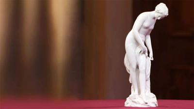 Kunst + Krempel: Eine Statue, ein Gemälde, ein Hausaltar und zwei Glasbilder