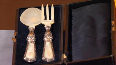 Kunst + Krempel: Ein Besteck, ein Relief und Kindergeschirr