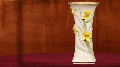 Kunst + Krempel: Eine Vase, ein Tischchen aus dem 19. Jahrhundert und eine Votivtafel