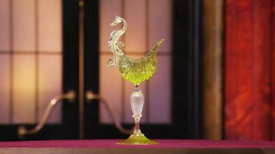 Kunst + Krempel: Eine Zierglasfigur eines Seepferdchens und eine Leica Kamera