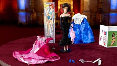 Kunst + Krempel: Eine alte Barbie, ein Schmied aus Bronze und zwei Gemälde