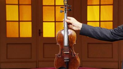 Kunst + Krempel: Eine Geige, ein Fabergé-Stück und ein hölzernes Pferdegespann