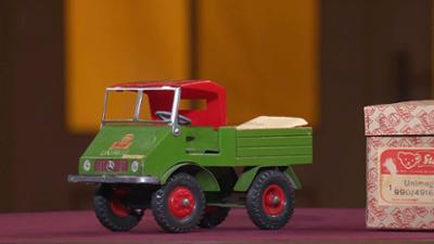 Kunst + Krempel: Ein Miniatur-Oldtimer, ein Kelch aus Opalglas und ein Gemälde Kunst + Krempel: Ein Miniatur-Oldtimer, ein Kelch aus Opalglas und ein Gemälde