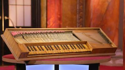 Kunst + Krempel: Ein Clavichord, ein Gemälde aus dem 19. Jahrhundert und eine Kindernähmaschine