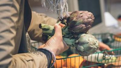 Mit Herz am Herd: Seeteufel-Saltimbocca mit Artischockengemüse