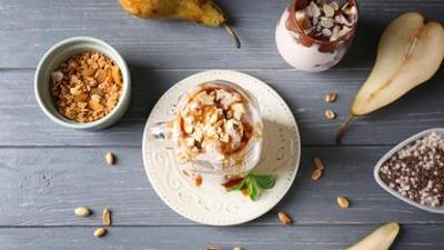 Mit Herz am Herd: Schokoladen-Vanille-Parfait mit Karamell-Birne