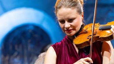 Musik: Julia Fischer spielt Tschaikowsly auf Schloss Neuschwanstein 