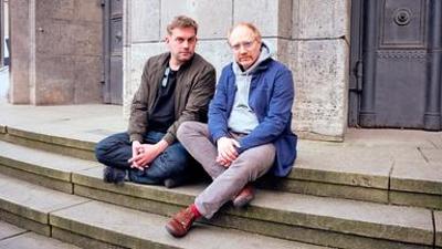 Politik und Gesellschaft: Bezzel & Schwarz - Die Grenzgänger: Im Museum