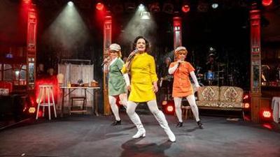 Politik und Gesellschaft: Hits, Herz, Heimat - Kitsch und Kult