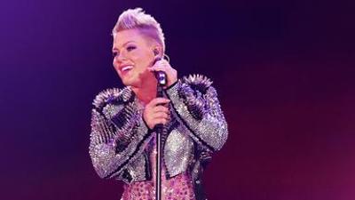 Pop Around the Clock: P!NK Funhouse Live 2009 – Spektakuläre Show aus Sydney Pop Around the Clock: P!NK Funhouse Live 2009 – Spektakuläre Show aus Sydney