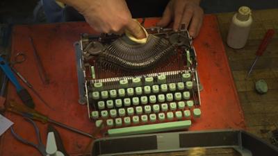 Schweizweit: Der Mann und die Schreibmaschine