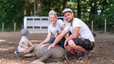 Servicezeit: Unsere eigene Farm: Vera und Tim – Freilandschweine im Tecklenburger Land Servicezeit: Unsere eigene Farm: Vera und Tim – Freilandschweine im Tecklenburger Land
