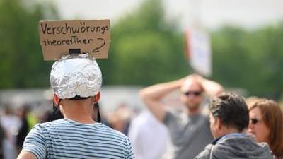 sonntags: Zwischen Fake und Fakten
