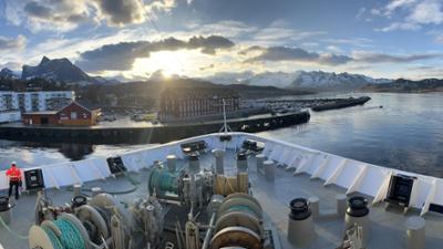 ZDF.reportage: Zum Nordkap mit Hurtigruten - Selfie am Polarkreis