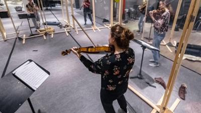 alpha-demokratie: Corona-Not macht erfinderisch