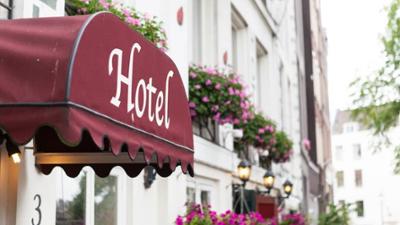 alpha-demokratie weltweit: Menschen im Hotel