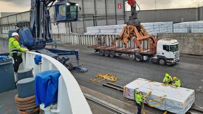 alpha-doku: Schiffe, Stapler, spezielle Ladung · Schuften für den Weserhafen