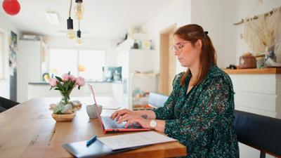 alpha-doku: Heute Hausfrau, morgen Armut · Wie Frauen besser vorsorgen können