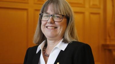 alpha-thema: Donna Strickland: Wie gewinnt eine Frau den Nobelpreis?