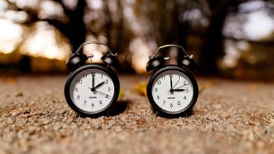 alpha-wissen kompakt: Was das Drehen an der Uhr mit eurer Gesundheit macht