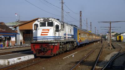 Eisenbahn-Romantik: "Kereta api" oder mit dem Feuerwagen durch Java Eisenbahn-Romantik: "Kereta api" oder mit dem Feuerwagen durch Java
