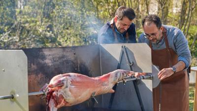 Grillen mit Ali und Adnan: Das Messer und ein ganzes Lamm Grillen mit Ali und Adnan: Das Messer und ein ganzes Lamm