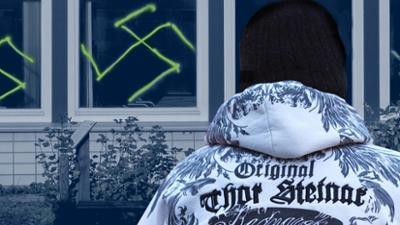 ScreenTime - Medien verstehen, hinterfragen, mitreden: Hakenkreuze, Parolen, Hitlergruß - Schulen im Visier