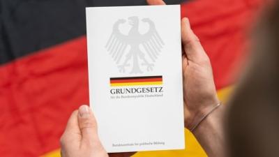 Tagesgespräch: Freiheit und Demokratie: Wie blicken Sie auf 75 Jahre Grundgesetz?