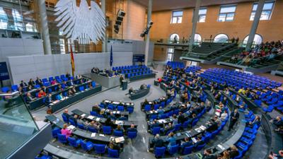 Tagesgespräch: Diskussion über Diätenerhöhung: Ist die Bezahlung von Abgeordneten angemessen?