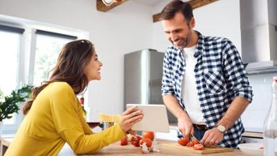 Tagesgespräch: Küchenschlacht zu Hause: Wer kocht bei Ihnen besser?