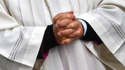 Tagesgespräch: Eine Vertrauenskrise nach der anderen: Wie wichtig ist Ihnen Kirche?