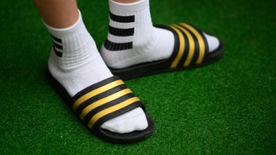 Tagesgespräch: Mit Badelatschen in die Oper: Wie gehen Sie mit Dresscodes in Freizeit und im Beruf um?