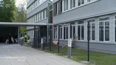 Tagesgespräch: Abschiebezentren außerhalb Europas: Was halten Sie davon?