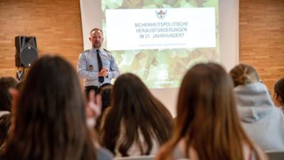 Tagesgespräch: Kriegs- und Krisenprävention an Schulen: Ist das nötig?