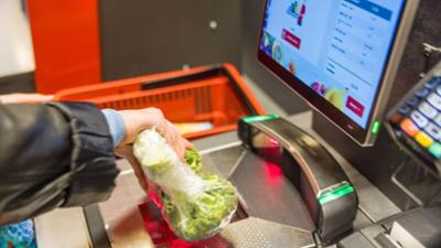 Tagesgespräch: Selbstbedienungskasse, Self-Check-in und Online-Banking: Macht das Ihr Leben wirklich einfacher?