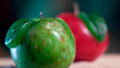 Wie man eine Kerze und einen weihnachtlichen Druck macht