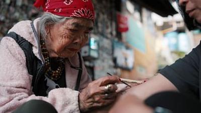 Die Matriarchin im Dorf der Tattoo-Frauen