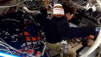 Mit offenen Augen: Schwebendes Nutella-Glas im All: kostenlose Werbung mit maximaler Wirkung
