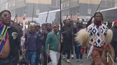 Mit offenen Augen: Marschierende Zulu-Krieger – Tradition im Zeichen von Fremdenhass